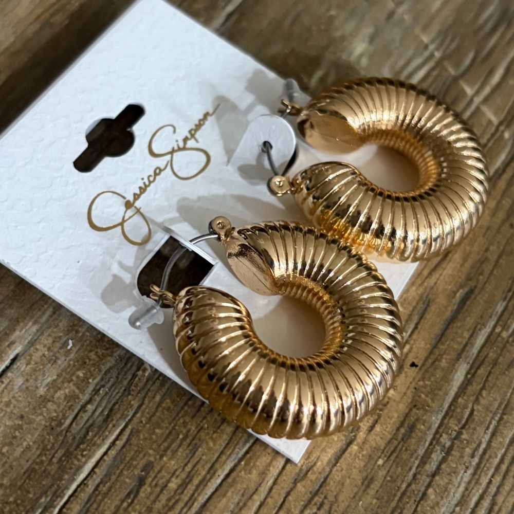 Jessica Simpson Textured Gold Pierced Earrings Modern Edgy Lightweight New - Picture 3 of 8